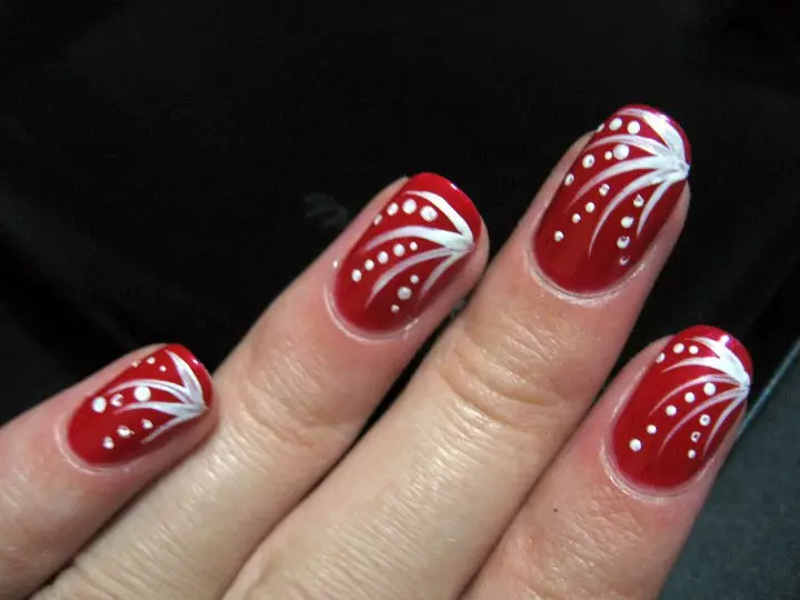 Crvene i bijele manikir (68 slike): crvena dizajn noktiju sa bijelim lakom uzorkom, manikir gradijent sa cvijećem i cirkonima 24413_46