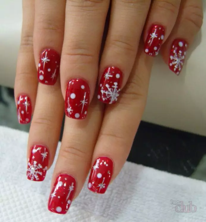 Làm móng tay đỏ và trắng (68 ảnh): Thiết kế móng tay màu đỏ với hoa văn vecnnish trắng, làm móng tay với hoa và kim cương giả 24413_47
