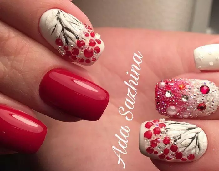 Rode en witte manicure (68 foto's): Rood nagelontwerp met wit vernis patroon, manicure gradiënt met bloemen en steentjes 24413_50