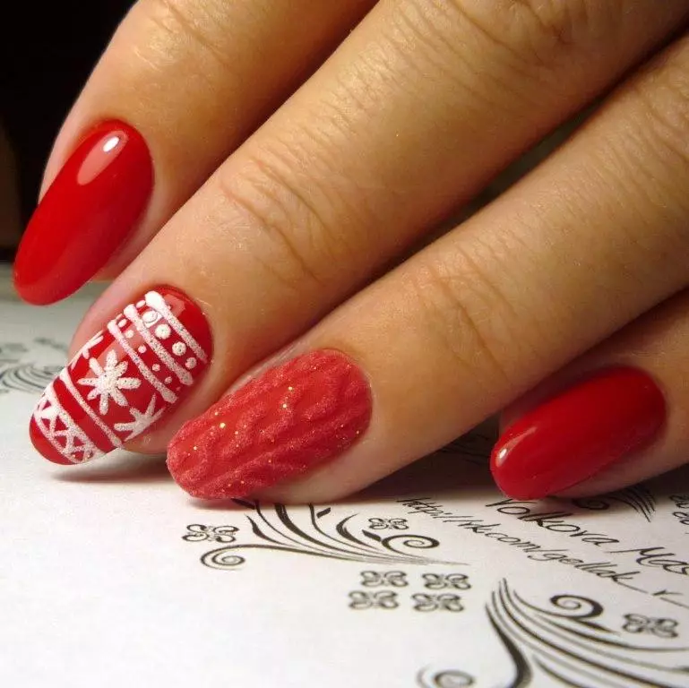 Red da farin Manicure (68 Hoto): Red Nail Designate tare da farin Varnish Tsarin, Manicure Gradient Tare da Furanni da Rhinestones 24413_53