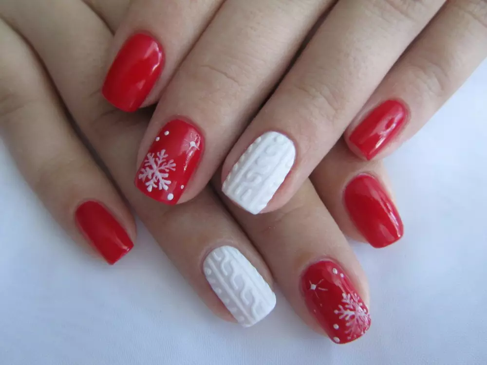 Rode en witte manicure (68 foto's): Rood nagelontwerp met wit vernis patroon, manicure gradiënt met bloemen en steentjes 24413_55