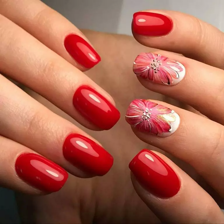 Manichiură roșie și albă (68 fotografii): Design roșu de unghii cu un model de lac alb, gradient manichiură cu flori și pietre 24413_58