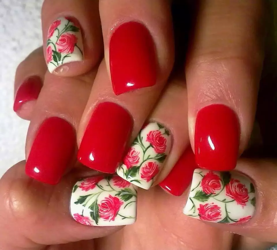 Rode en witte manicure (68 foto's): Rood nagelontwerp met wit vernis patroon, manicure gradiënt met bloemen en steentjes 24413_59