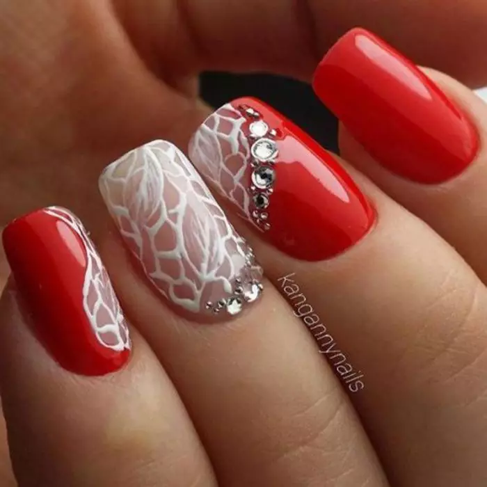 Rode en witte manicure (68 foto's): Rood nagelontwerp met wit vernis patroon, manicure gradiënt met bloemen en steentjes 24413_6