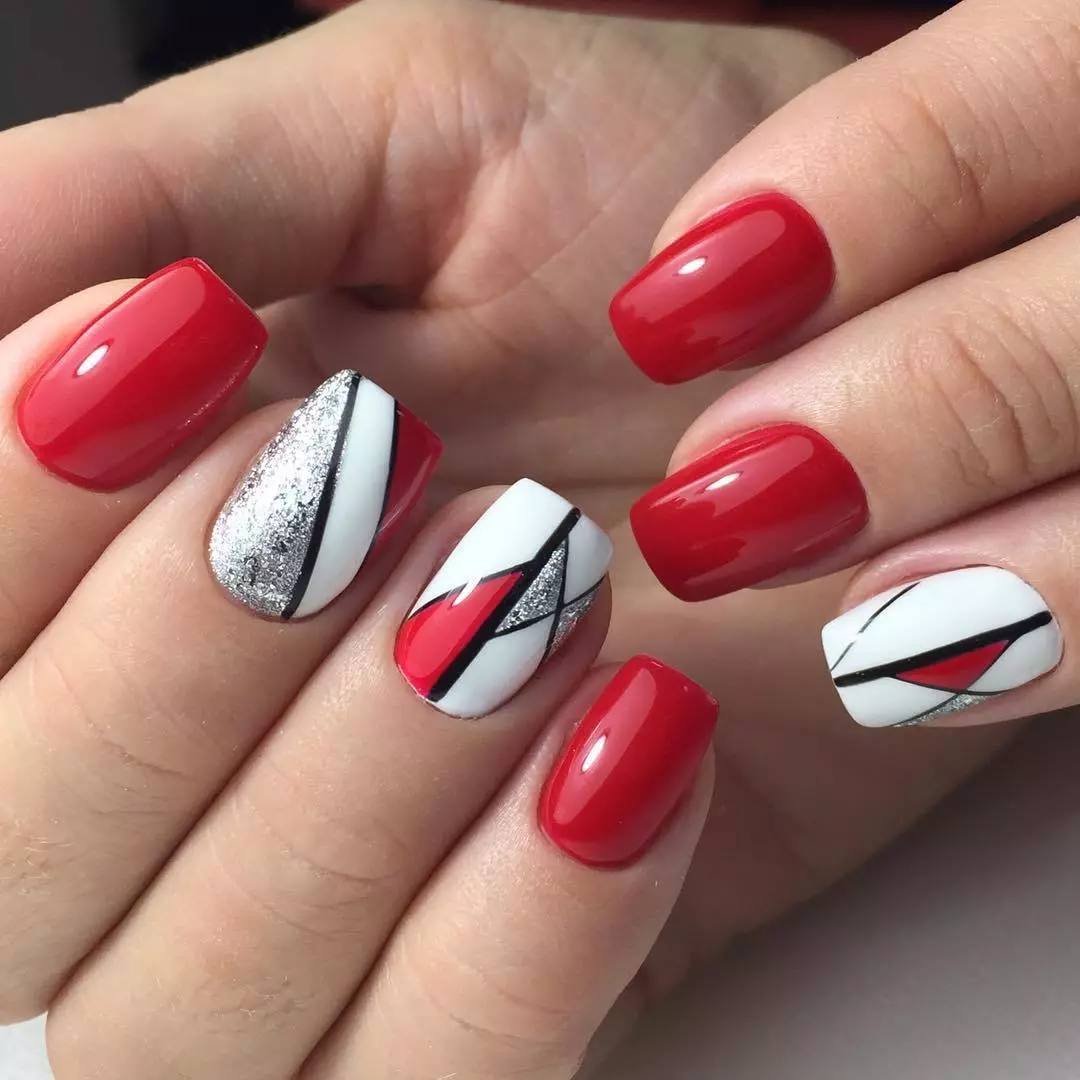 Làm móng tay đỏ và trắng (68 ảnh): Thiết kế móng tay màu đỏ với hoa văn vecnnish trắng, làm móng tay với hoa và kim cương giả 24413_60