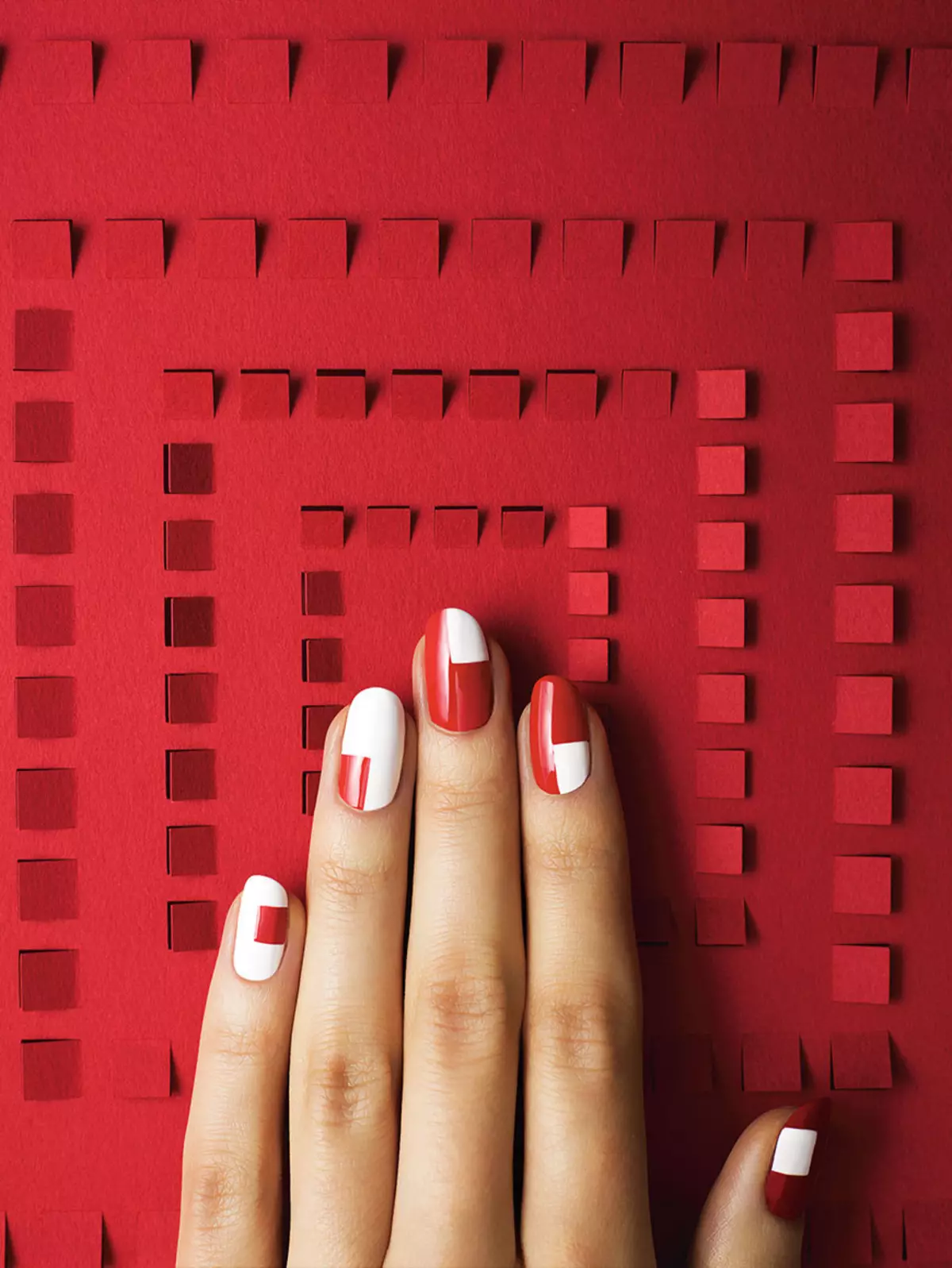 Crvene i bijele manikir (68 slike): crvena dizajn noktiju sa bijelim lakom uzorkom, manikir gradijent sa cvijećem i cirkonima 24413_61
