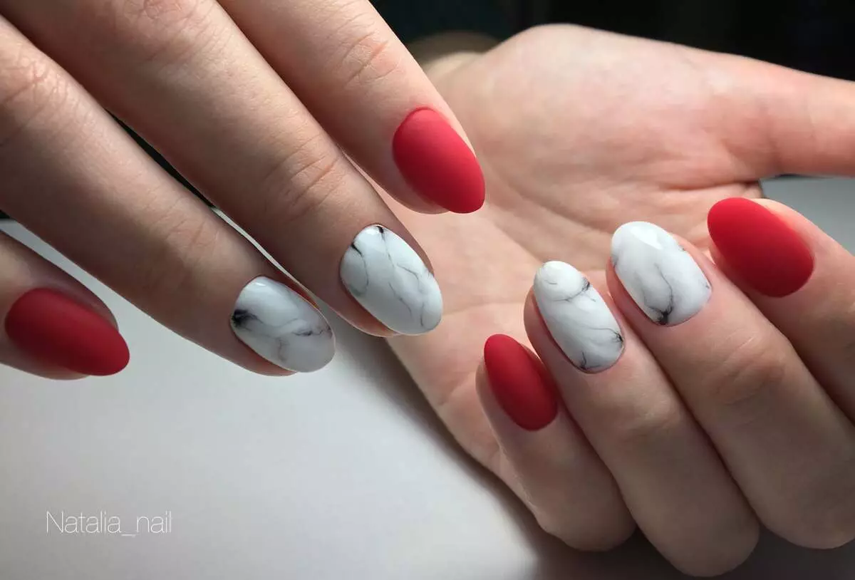 Làm móng tay đỏ và trắng (68 ảnh): Thiết kế móng tay màu đỏ với hoa văn vecnnish trắng, làm móng tay với hoa và kim cương giả 24413_67