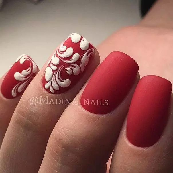 Manucure rouge et blanche (68 photos): rouge design avec motif de vernis blanc, gradient de manucure avec des fleurs et des strass 24413_68