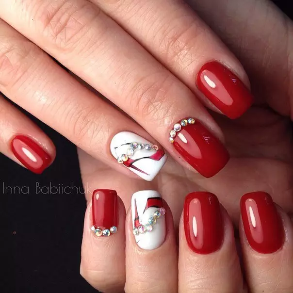 Red da farin Manicure (68 Hoto): Red Nail Designate tare da farin Varnish Tsarin, Manicure Gradient Tare da Furanni da Rhinestones 24413_9