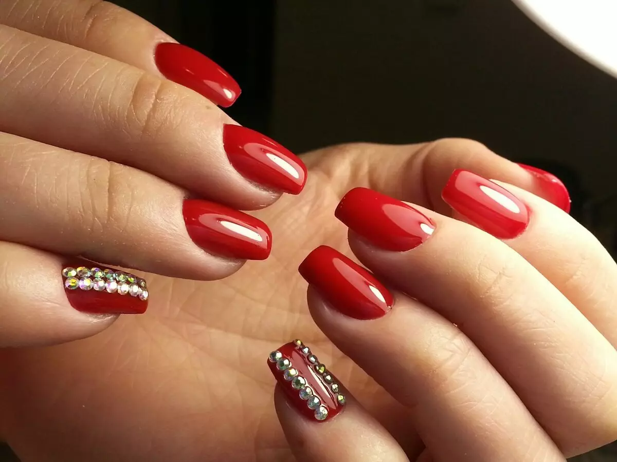 Red manicure with rhinestones (60 photos): Beautiful matte red nail design ideas with stones 24417_2