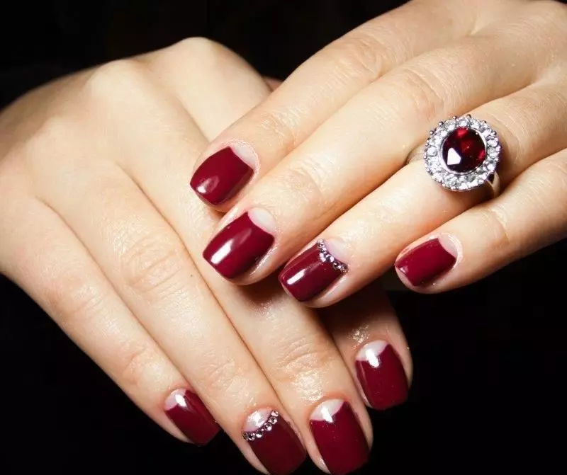 Red manicure with rhinestones (60 photos): Beautiful matte red nail design ideas with stones 24417_52