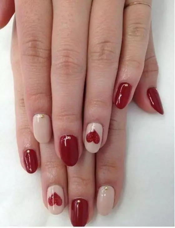 Red Manicure (156 photos): Design of square nails with red and beige varnish, novelties of the summer manicure in combination of red with gray and green 24419_100