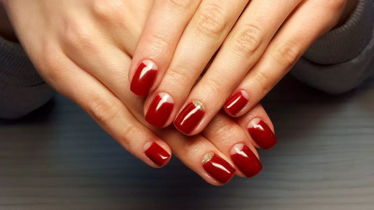 Red Manicure (156 photos): Design of square nails with red and beige varnish, novelties of the summer manicure in combination of red with gray and green 24419_112