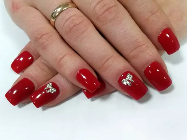 Red Manicure (156 photos): Design of square nails with red and beige varnish, novelties of the summer manicure in combination of red with gray and green 24419_121