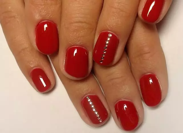 Red Manicure (156 photos): Design of square nails with red and beige varnish, novelties of the summer manicure in combination of red with gray and green 24419_123