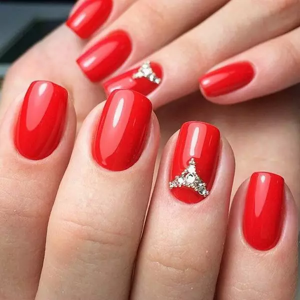 Red Manicure (156 photos): Design of square nails with red and beige varnish, novelties of the summer manicure in combination of red with gray and green 24419_15