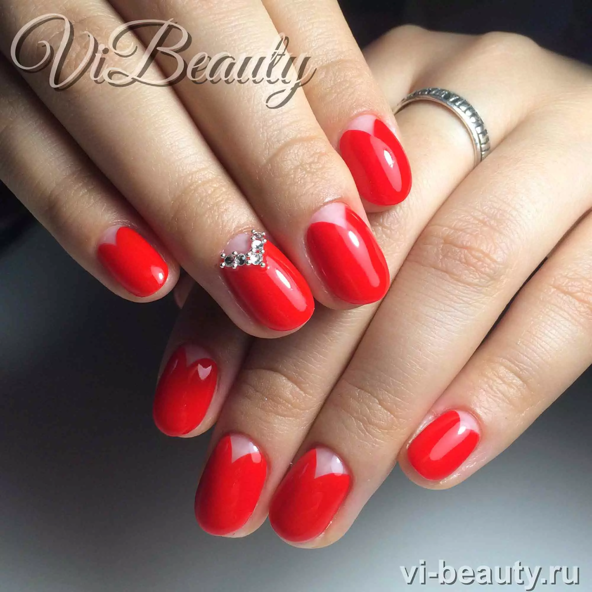 Red Manicure (156 photos): Design of square nails with red and beige varnish, novelties of the summer manicure in combination of red with gray and green 24419_38
