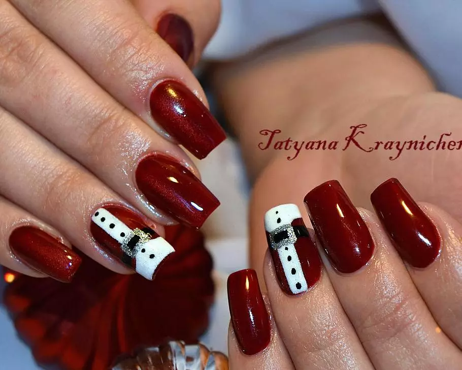 Red Manicure (156 photos): Design of square nails with red and beige varnish, novelties of the summer manicure in combination of red with gray and green 24419_56