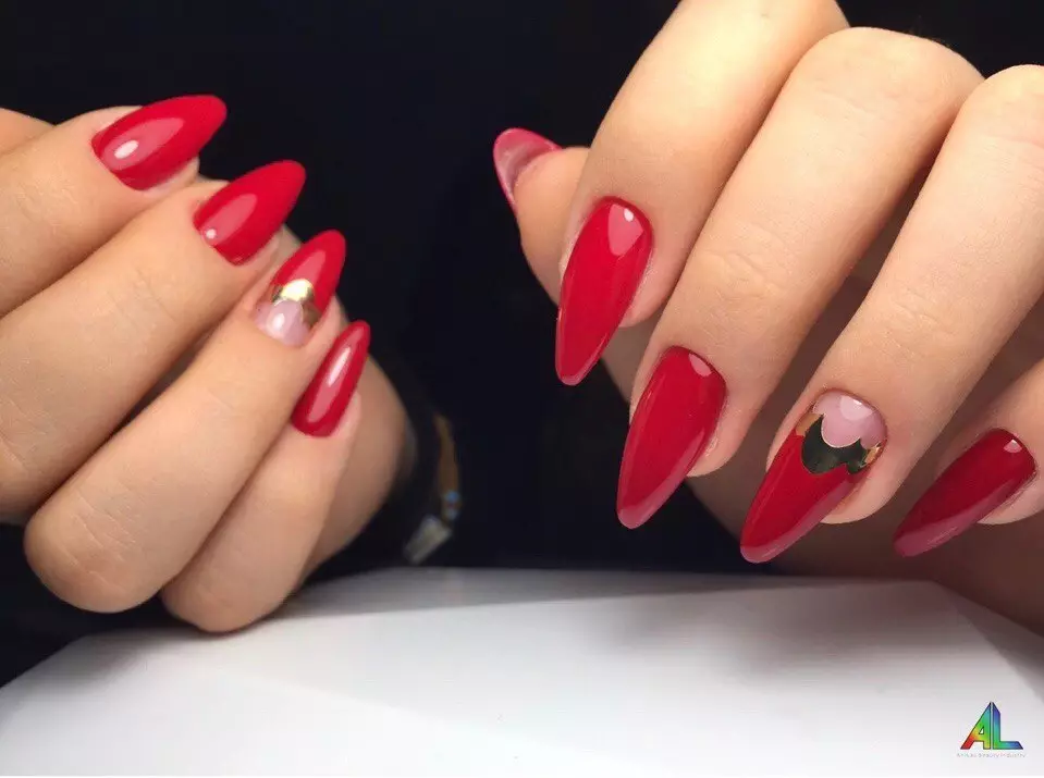 Manicure Vermelho (156 Fotos): Projeto de pregos quadrados com verniz vermelho e bege, novidades do manicure de verão em combinação de vermelho com cinza e verde 24419_62