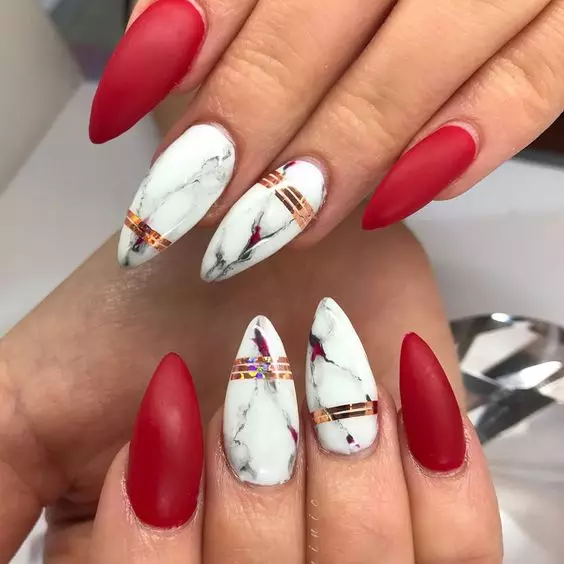 Red Manicure (156 photos): Design of square nails with red and beige varnish, novelties of the summer manicure in combination of red with gray and green 24419_77