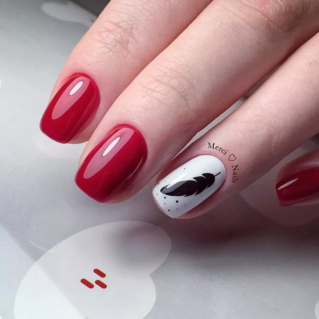 Red Manicure (156 photos): Design of square nails with red and beige varnish, novelties of the summer manicure in combination of red with gray and green 24419_78