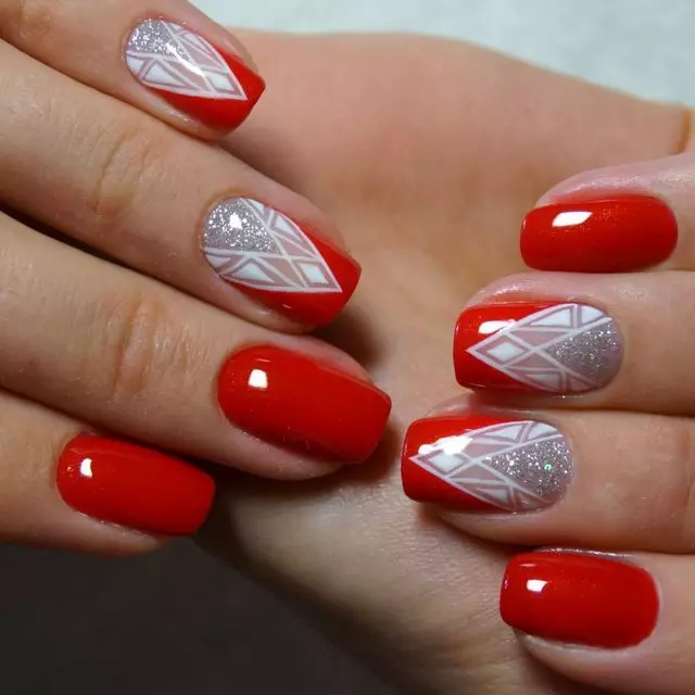 Red Manicure (156 photos): Design of square nails with red and beige varnish, novelties of the summer manicure in combination of red with gray and green 24419_88