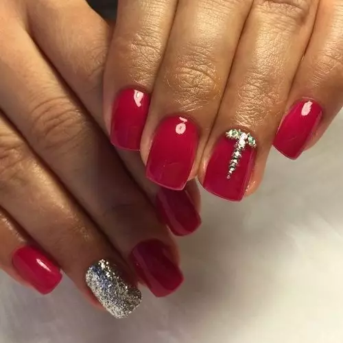 Red Manicure (156 photos): Design of square nails with red and beige varnish, novelties of the summer manicure in combination of red with gray and green 24419_89