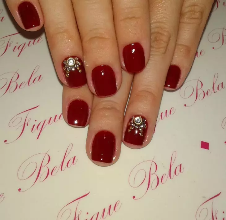 Dark Red Manicure (40 zdjęć): Piękne opcje projektowania paznokci 24421_12