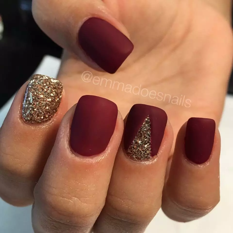 Dark Red Manicure (40 zdjęć): Piękne opcje projektowania paznokci 24421_24