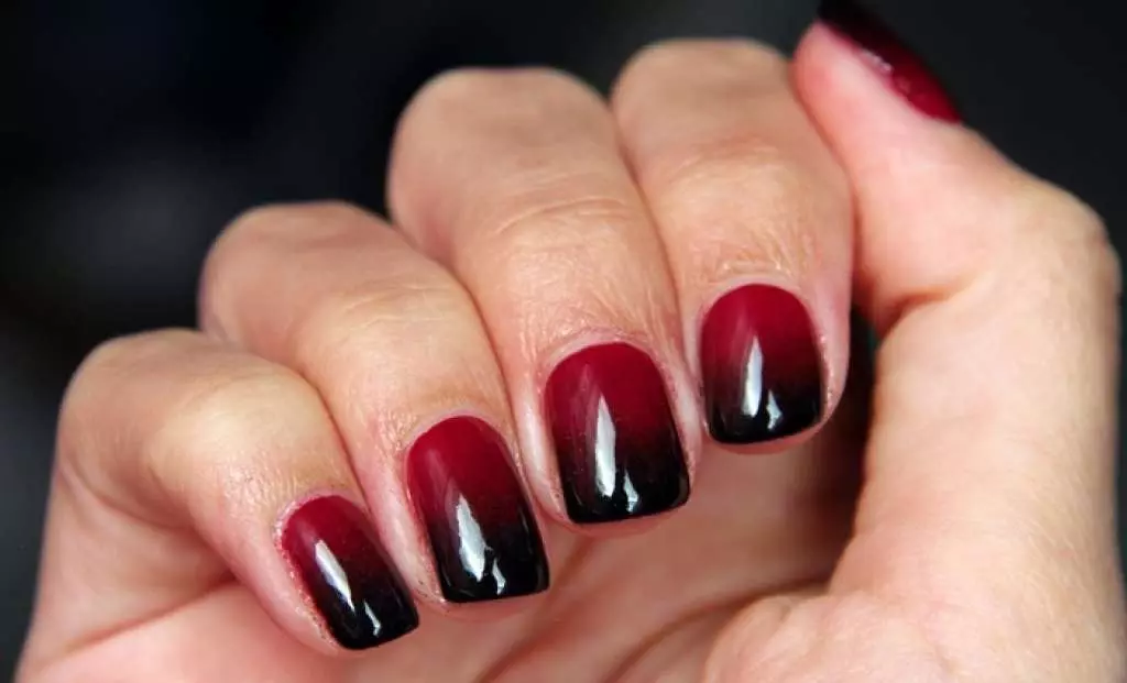 Dark Red Manicure (40 zdjęć): Piękne opcje projektowania paznokci 24421_26