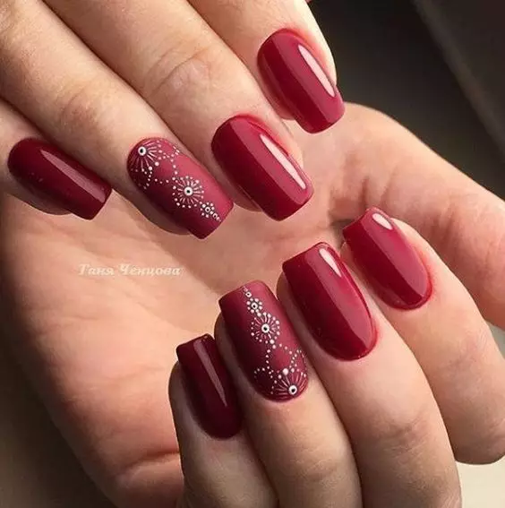 Manicura vermella escura (40 fotos): belas opcións de deseño de unhas 24421_38