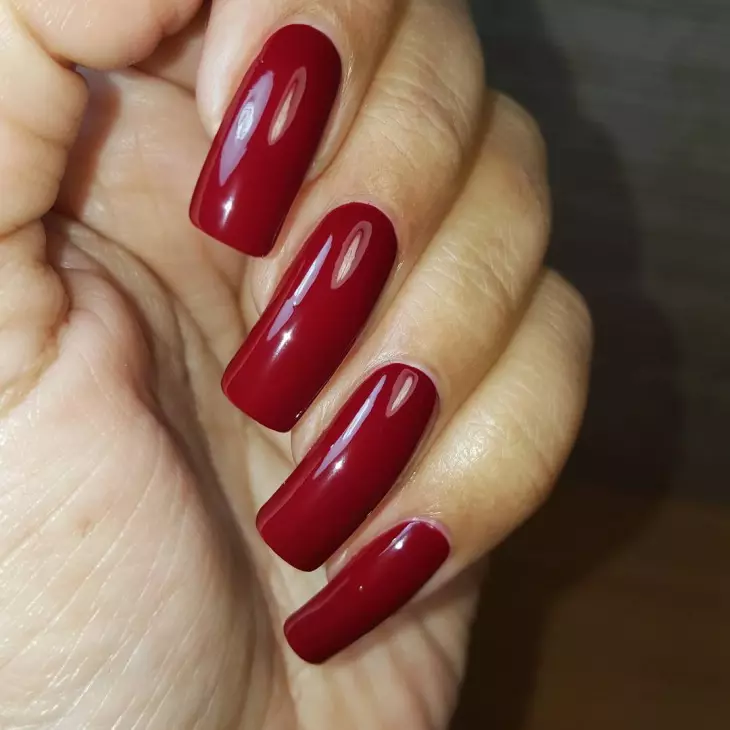 Manicure Merah Dark (40 Foto): Pilihan Reka Bentuk Kuku Cantik 24421_9
