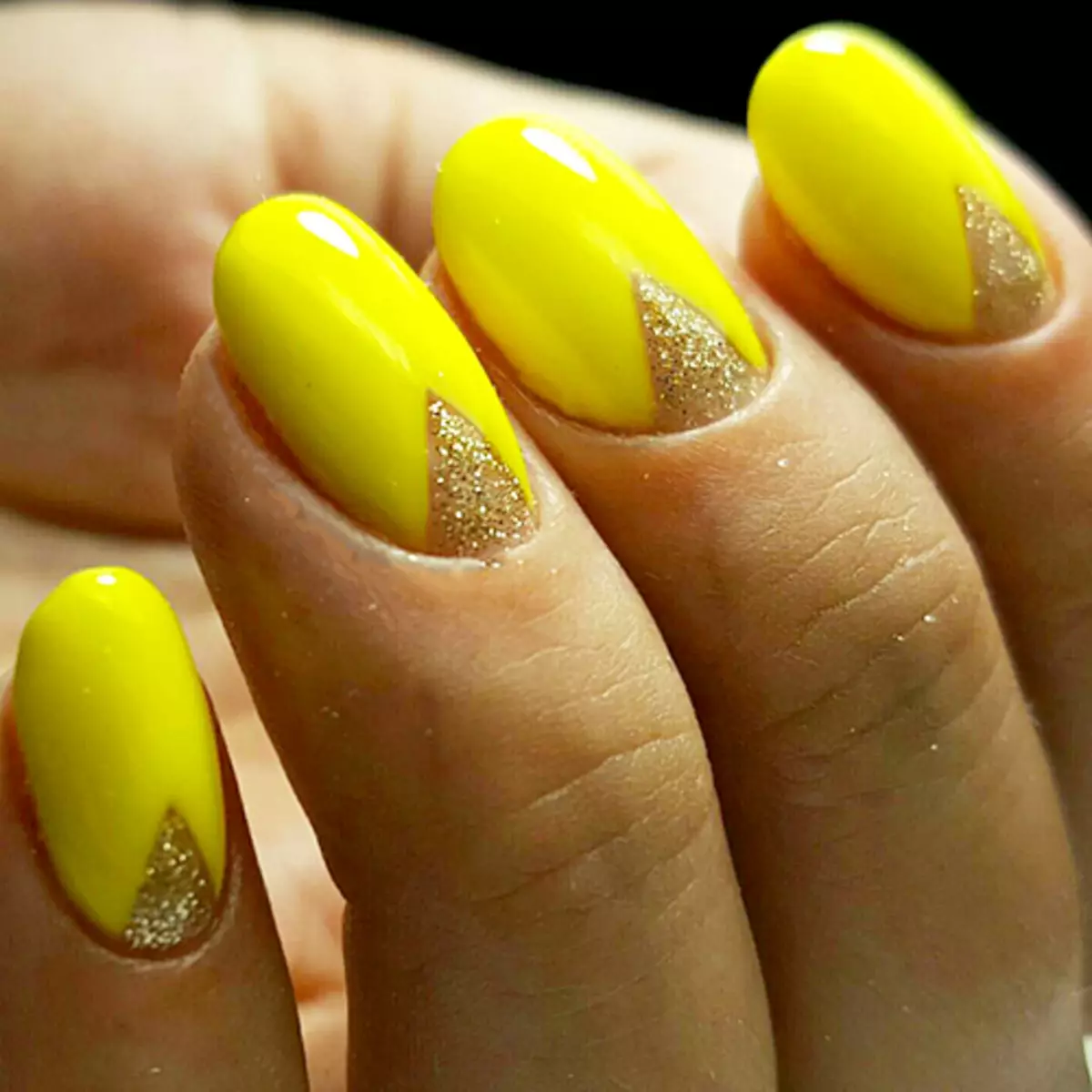 Ногти лимонного цвета с блестками