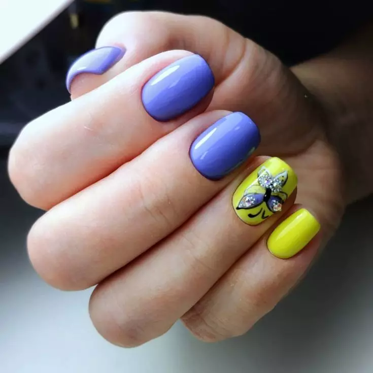 Geel met blou manicure (43 foto's): spyker ontwerp met vernis in helder kleure 24433_10