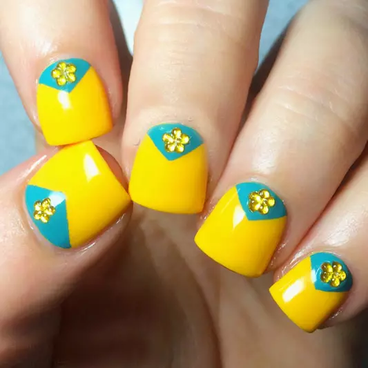 Amarelo con manicura azul (43 fotos): deseño de uñas con verniz en cores brillantes 24433_19