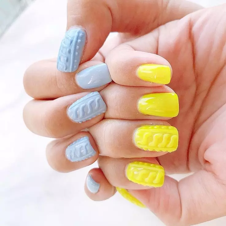 Amarelo con manicura azul (43 fotos): deseño de uñas con verniz en cores brillantes 24433_29