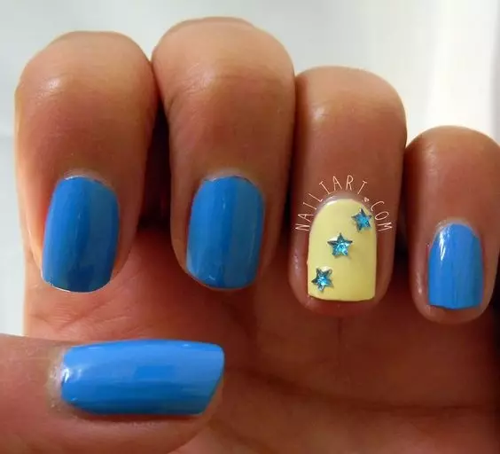 Giallo con manicure blu (43 foto): unghie design con vernice in colori vivaci 24433_33