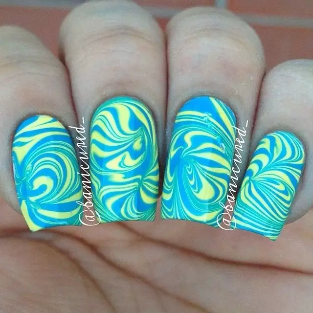 Giallo con manicure blu (43 foto): unghie design con vernice in colori vivaci 24433_42