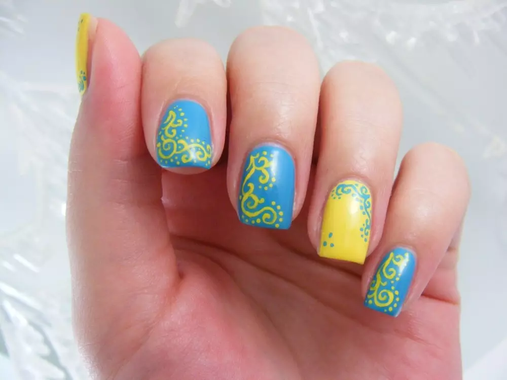 Amarelo con manicura azul (43 fotos): deseño de uñas con verniz en cores brillantes 24433_6