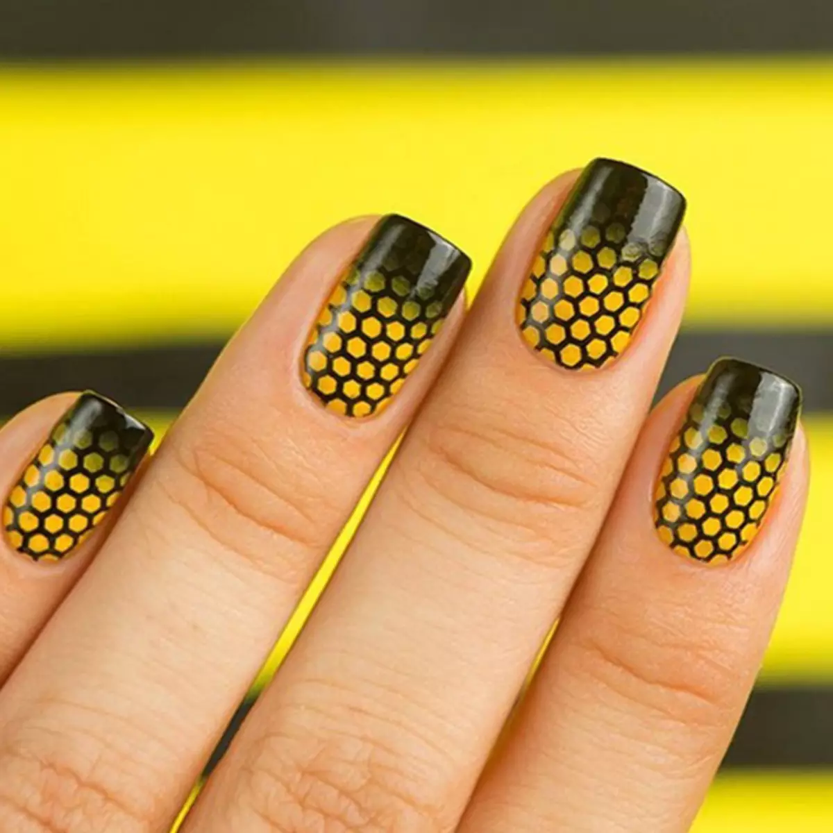 Желтый маникюр 2024: фото трендовых новинок дизайна на короткие и длинные ногти