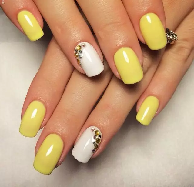 Sömnig gul manikyr (39 bilder): Nail design med lackljus och blekgul 24437_16