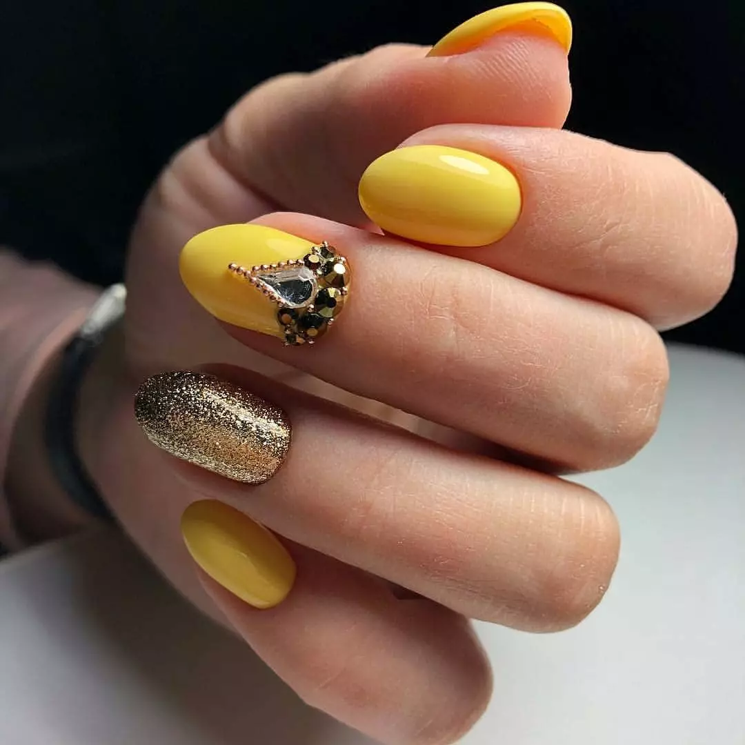 Sömnig gul manikyr (39 bilder): Nail design med lackljus och blekgul 24437_31