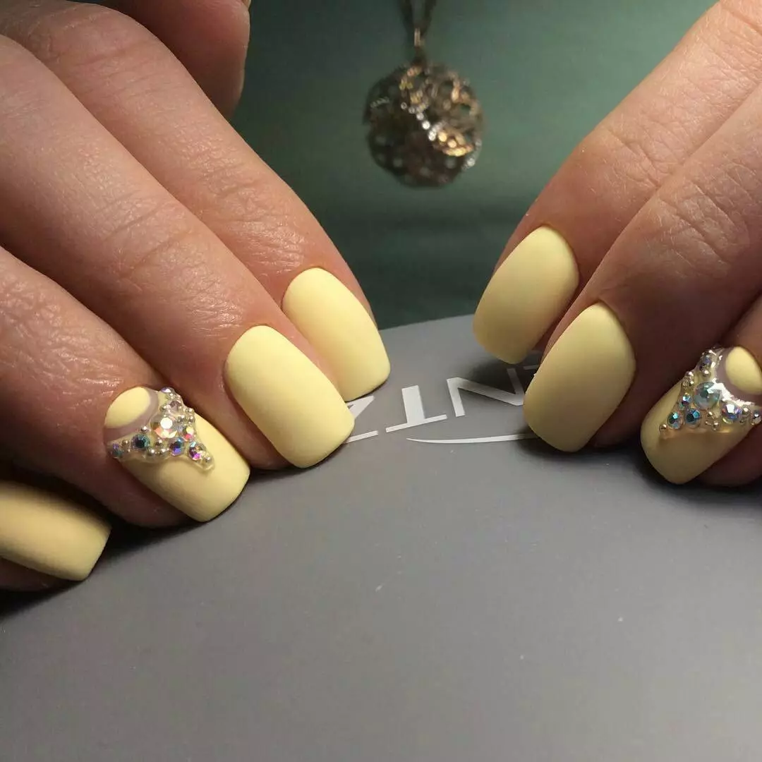 Sömnig gul manikyr (39 bilder): Nail design med lackljus och blekgul 24437_36