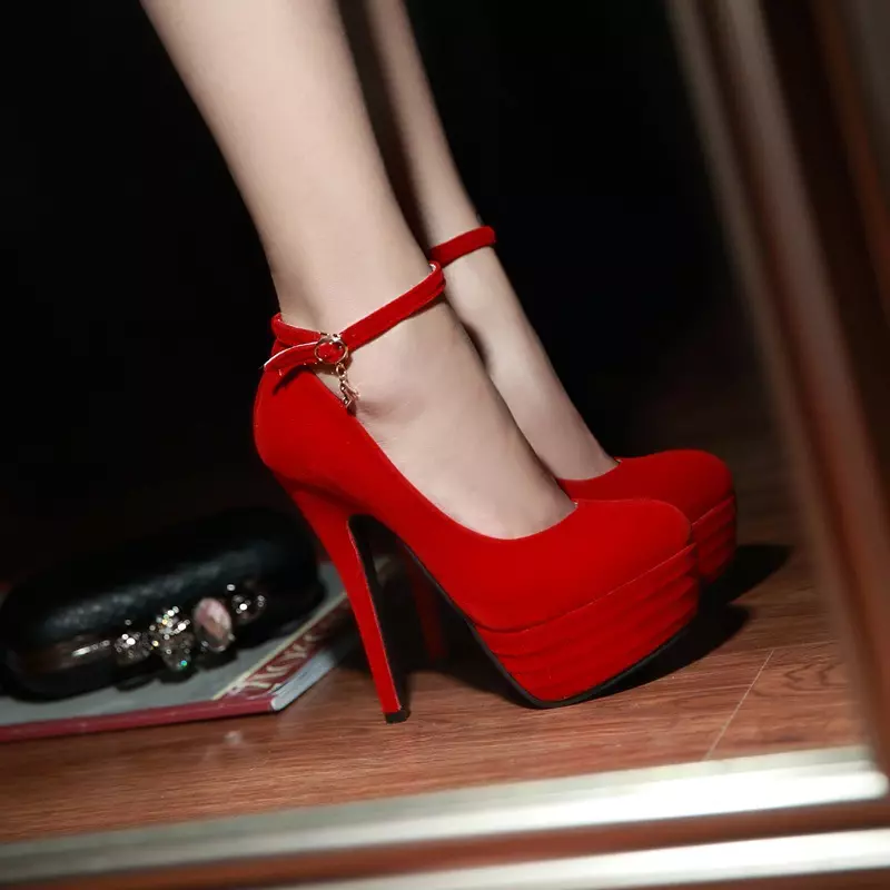 Red Heel Shoes (73 foto's): Model op 'e heak, heech, leech en op in dikke heak, prachtige ôfbyldings 2443_32