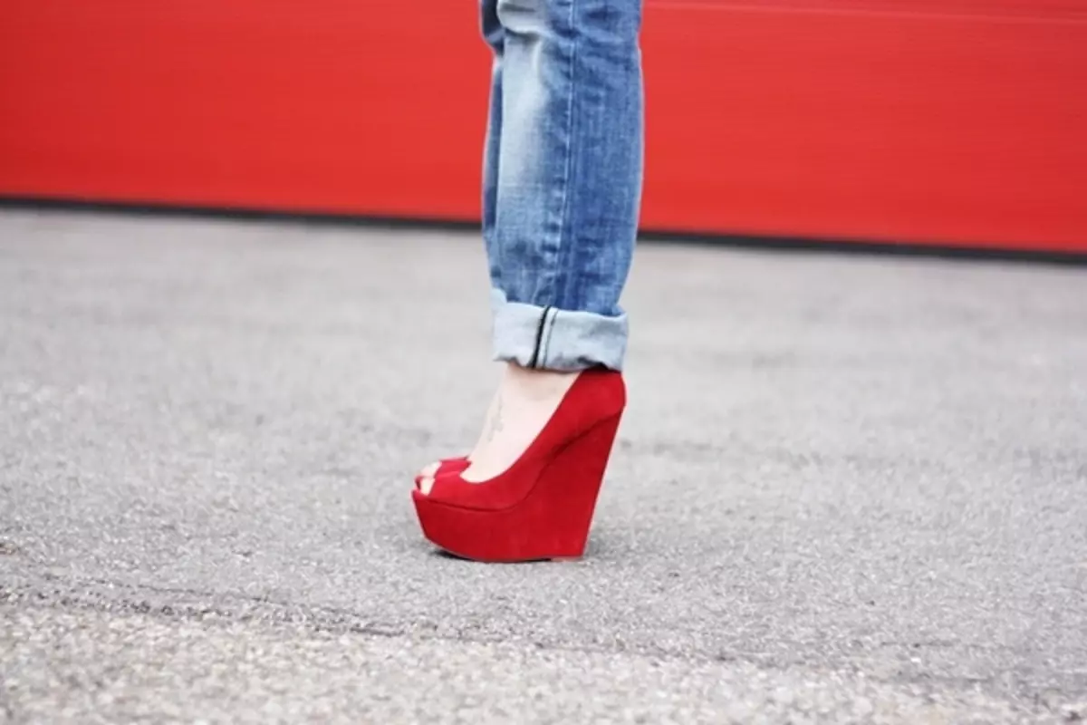 Red Heel Shoes (73 foto's): Model op 'e heak, heech, leech en op in dikke heak, prachtige ôfbyldings 2443_46