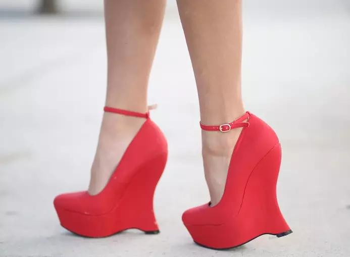 Red Heel Shoes (73 foto's): Model op 'e heak, heech, leech en op in dikke heak, prachtige ôfbyldings 2443_47