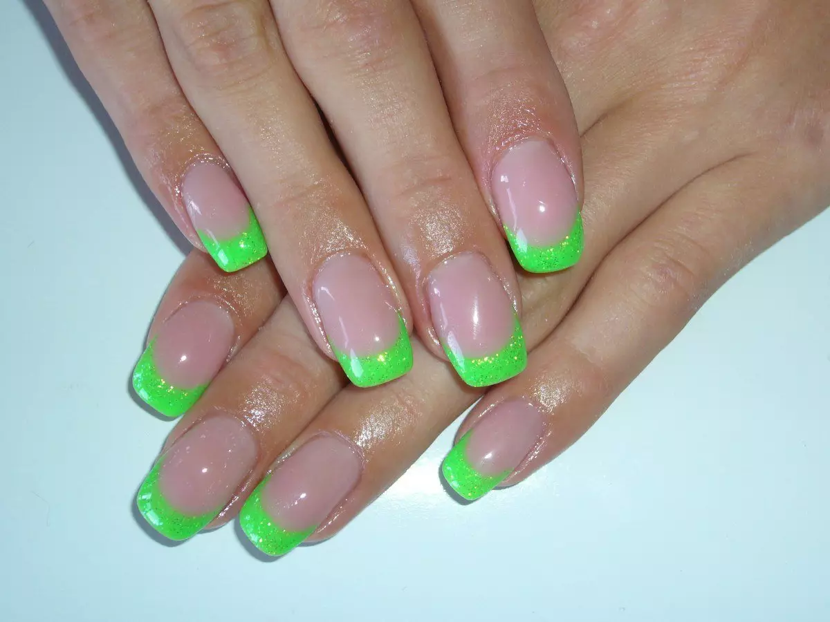 Green Franch On Nails (25 Foto): Desain Manicure Green Prancis dengan Gambar 24440_12