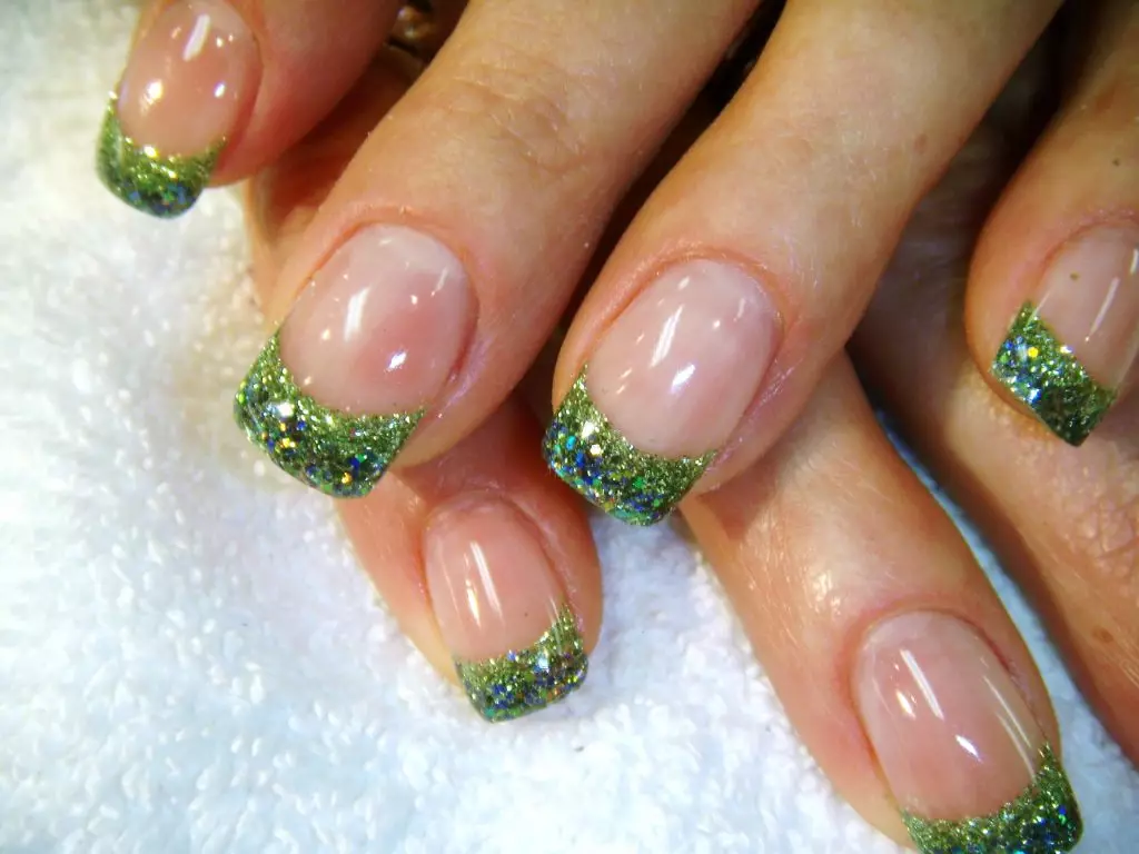 Green Franch on Nails (25 Bilder): Grønn Fransk Manicure Design med tegning 24440_13