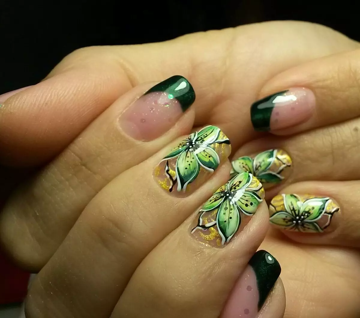 Franquicia verde en las uñas (25 fotos): diseño de manicura francesa verde con dibujo 24440_16