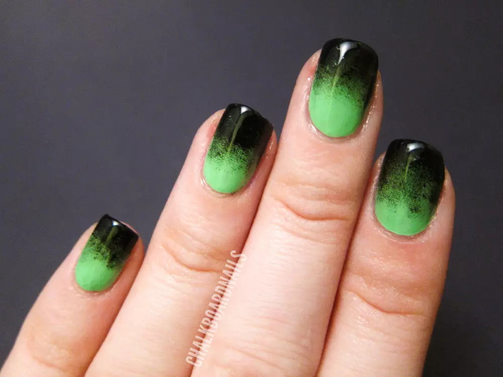 Emerald Manicure (75 foto): Design per unghie opaco in colore smeraldo 24441_11